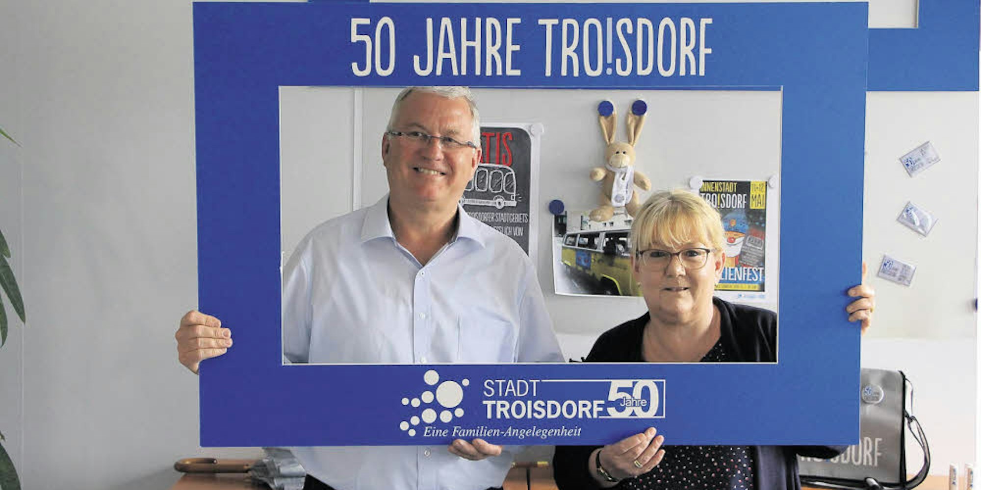 Bürgermeister Klaus-Werner Jablonski und Pressesprecherin Bettina Plugge stellten das Programm für 50 Jahre Troisdorf vor.