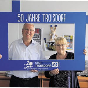 Bürgermeister Klaus-Werner Jablonski und Pressesprecherin Bettina Plugge stellten das Programm für 50 Jahre Troisdorf vor.