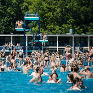 Bis 21 Grad beheizt: In den Außenbecken der Kölnbäder gibt es für die Badegäste keine Einschränkungen.