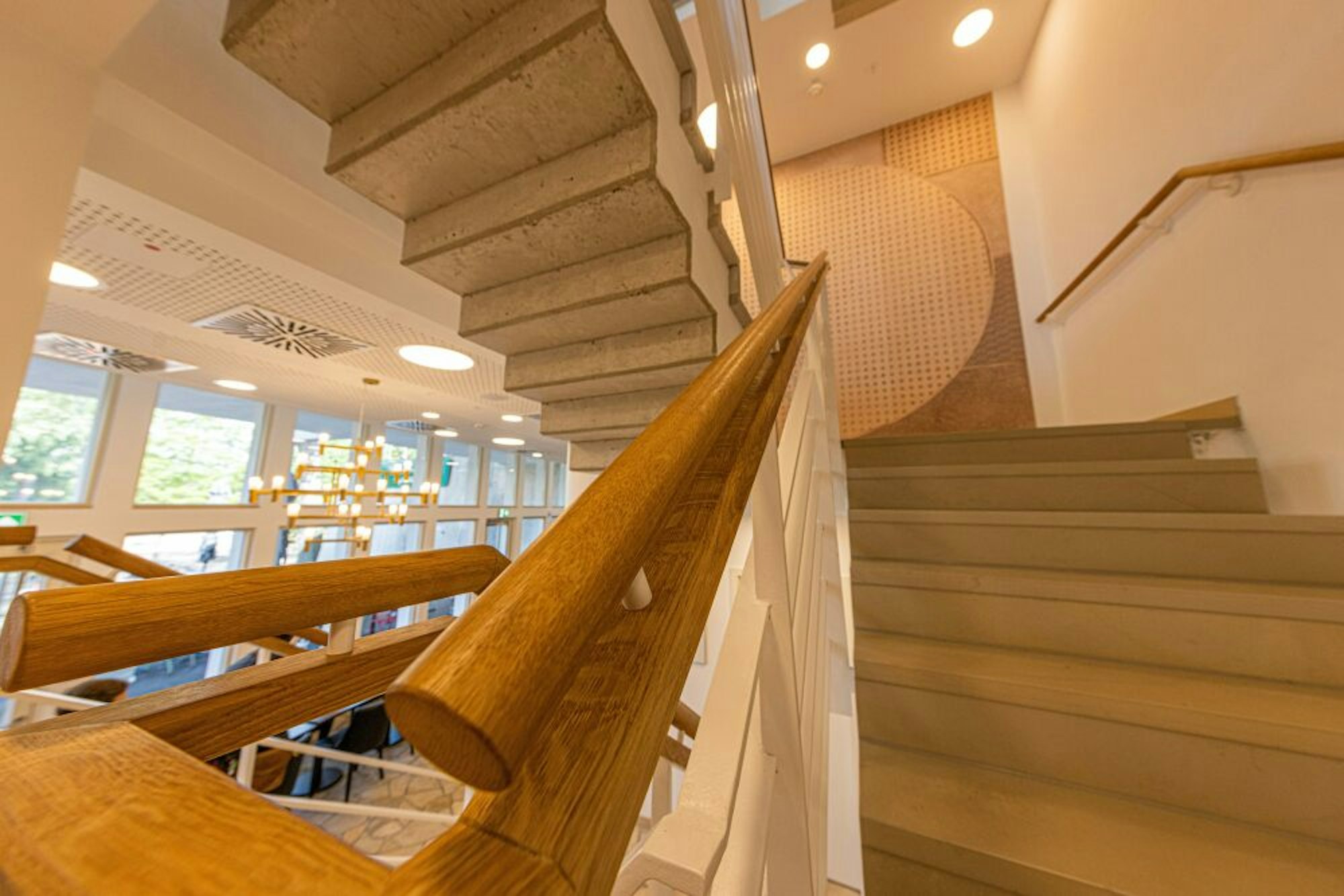Elegant und funktional ist das Treppenhaus gestaltet.