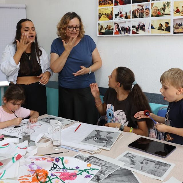 Nijuscha Nazif (l. o.) braucht manchmal die Hilfe von Gebärdendolmetscherin Rita Dmitrieva (r.), um mit den Kindern zu kommunizieren.