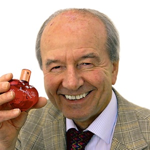 Maxim-Chef Rolf Giesen mit einem Parfum für Japan.
