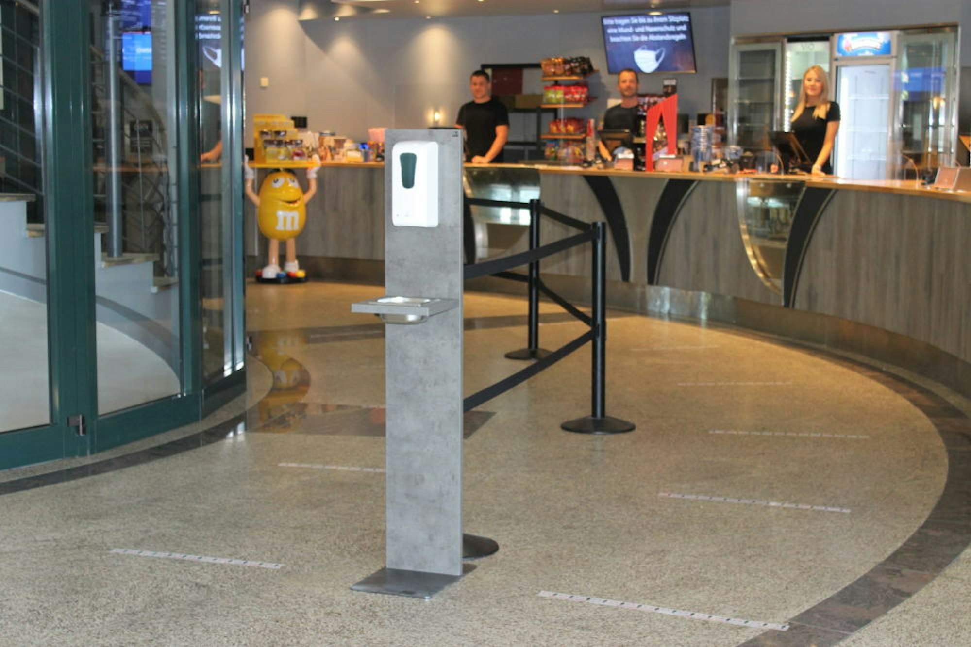 Durch Markierungen auf dem Boden wird sichergestellt, dass die Besucher an der Popcorn-Schlange den nötigen Abstand halten.