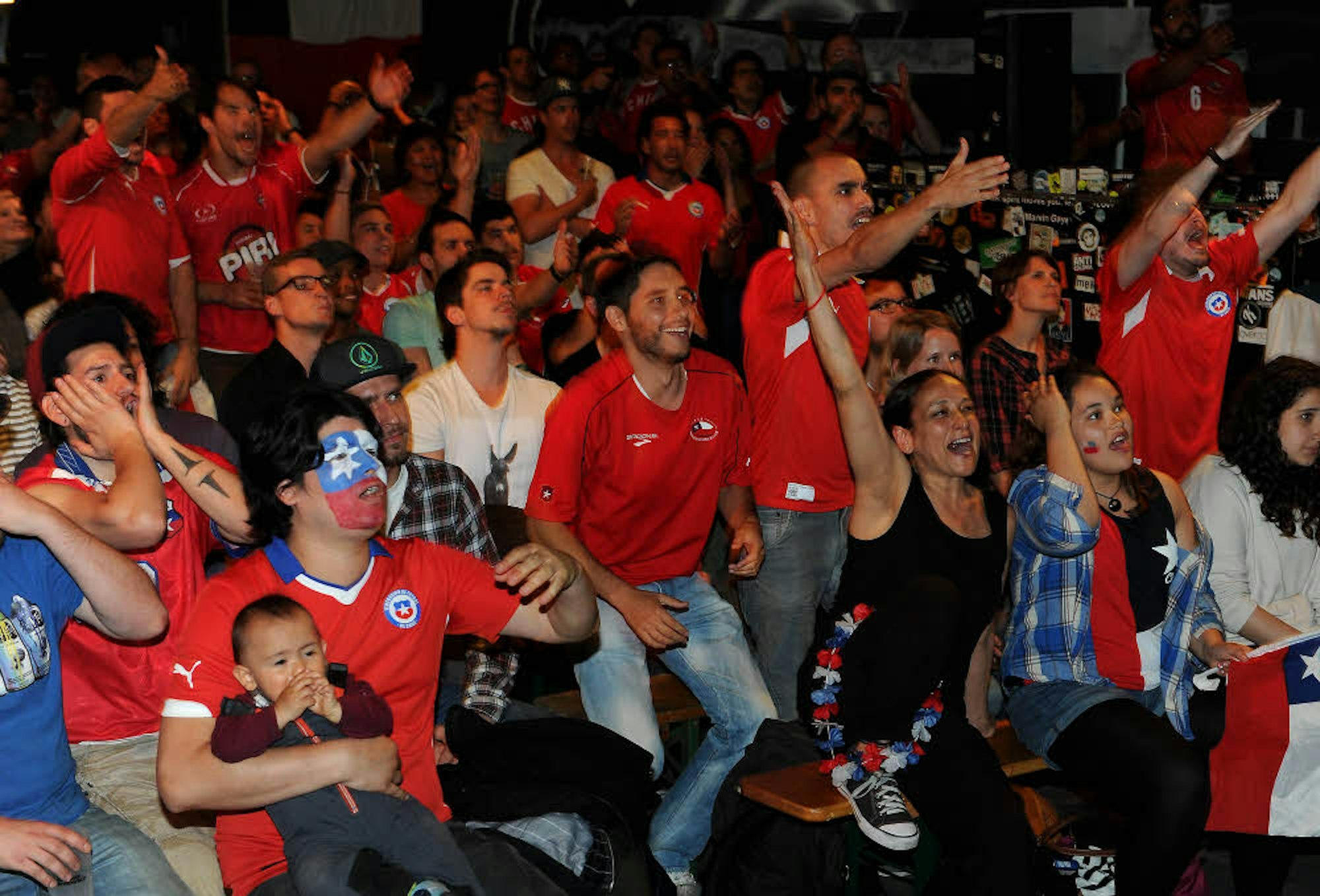 Public Viewing im Club Bahnhof Ehrenfeld während der WM 2014. Chilenische Fans schauen das Spiel gegen Brasilien.