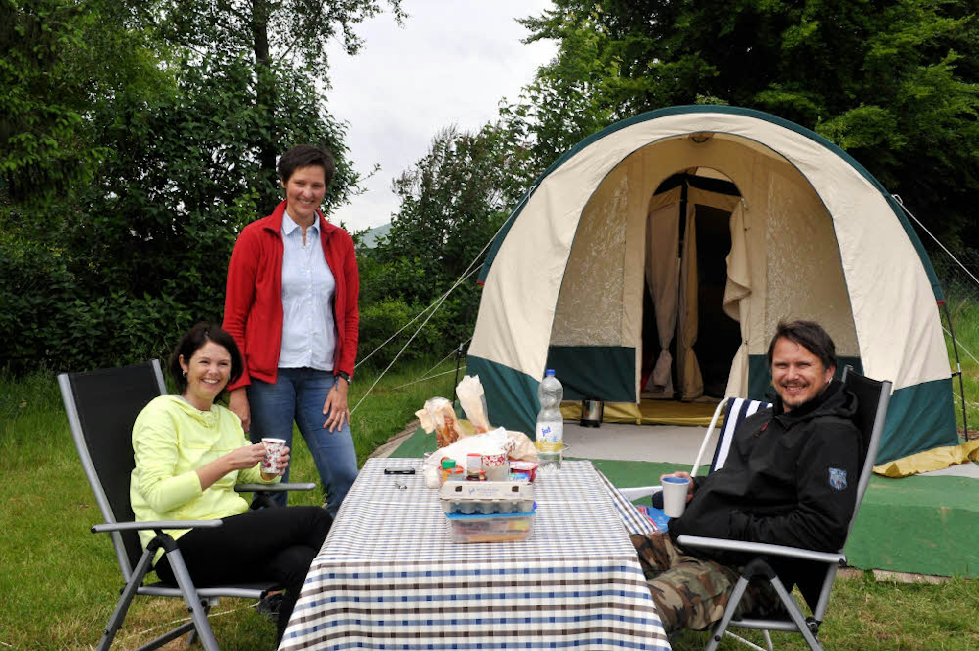 Auch Mietzelte gibt es in Oberbüschem. Petra Baldsiefen (stehend) kümmert sich um den Campingplatz und die Besucher.
