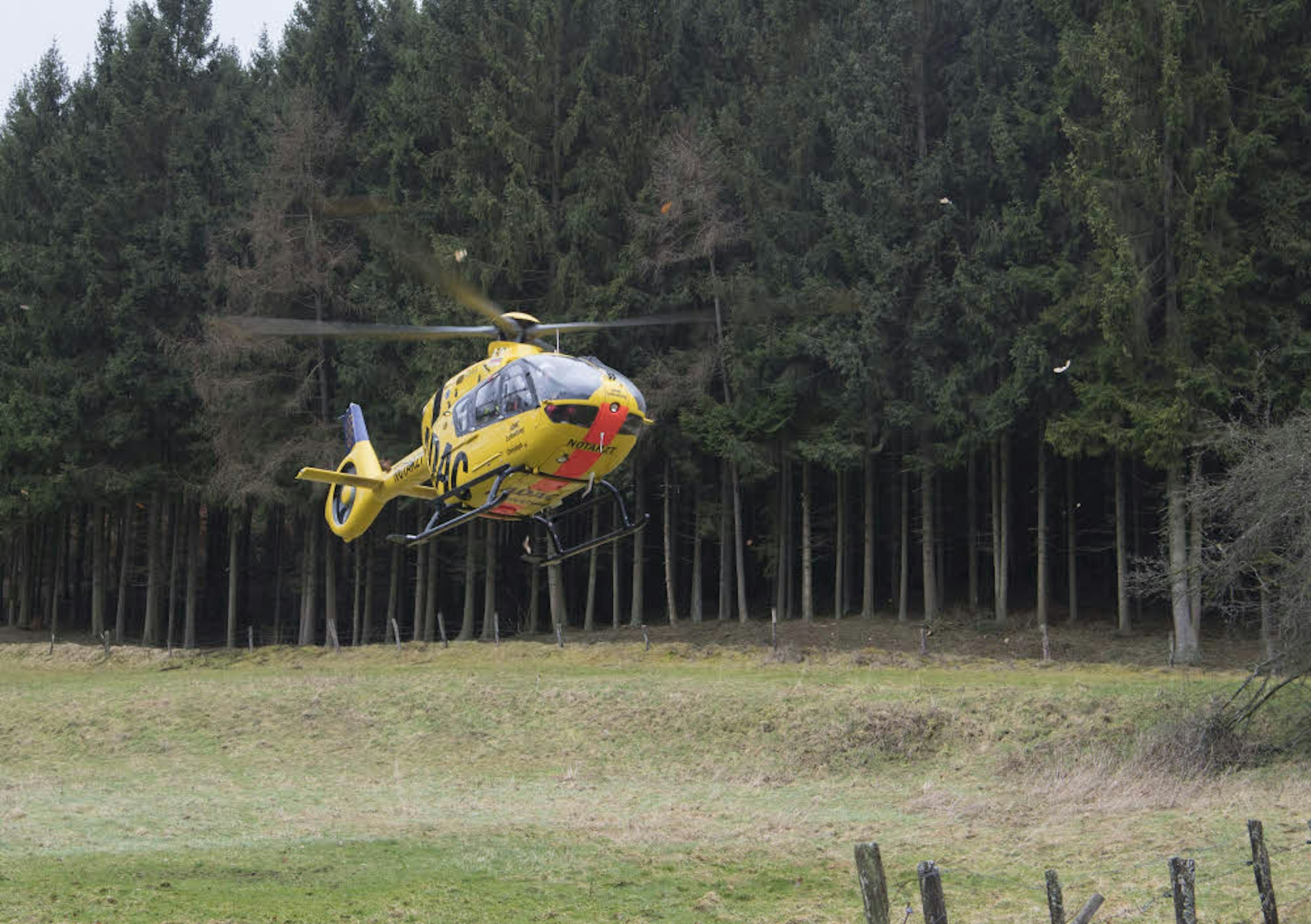 Der Rettungshubschrauber Christoph 10 brachte die lebensgefährlich verletzte Autofahrerin in die Uniklinik nach Aachen.