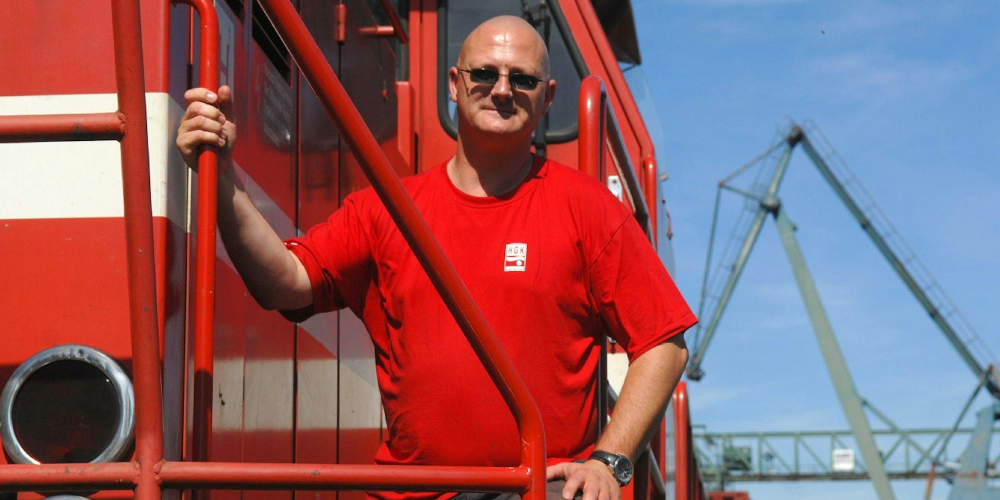 HGK-Lokführer Torsten Schmitz vor dem Führerhaus seines 1100 Tonnen schweren Güterzuges.
