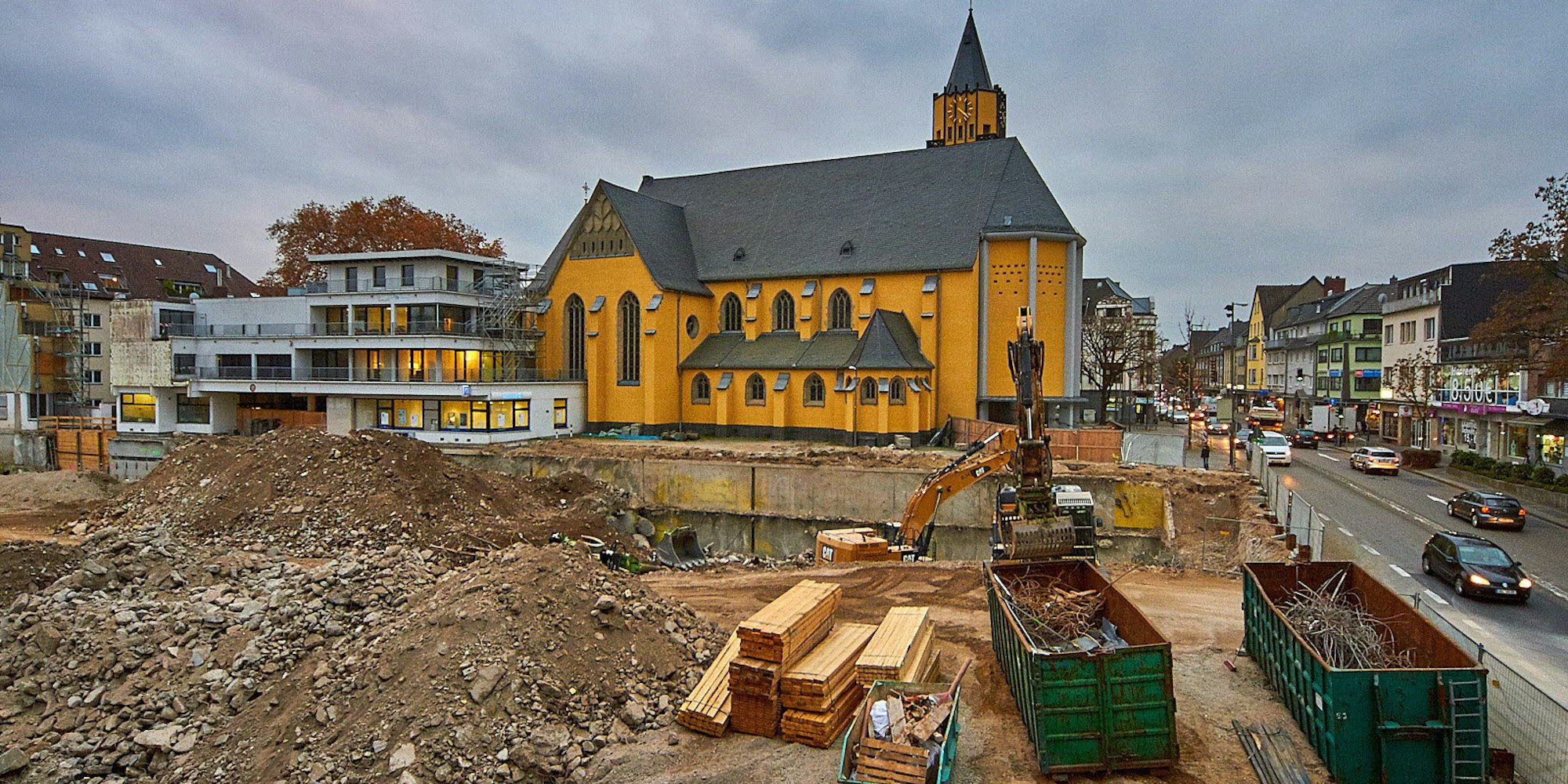 Direkt an der Hauptstraße vor St. Josef wird ab kommendem Frühjahr Haus 1 gebaut, das Dechant-Scheben-Haus links daneben wird frühestens 2022 abgebrochen.