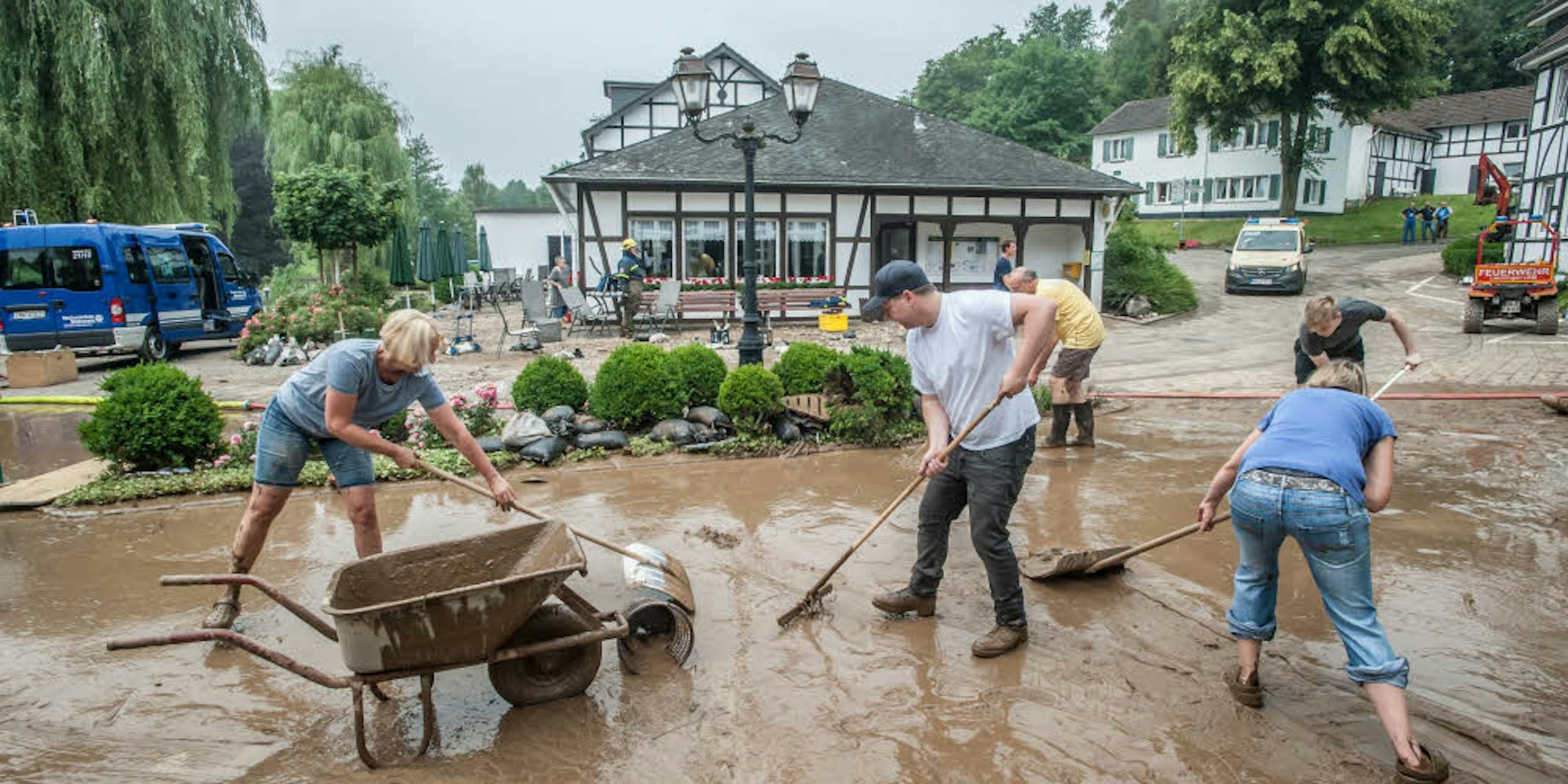 Schlammwüste im Seniorendorf: In Weltersbach hat die Regenflut Häuser, Autos und Brücken zerstört.