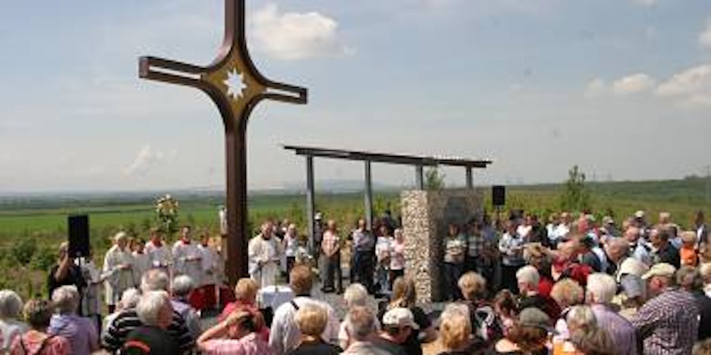 Im Rahmen eines ökumenischen Gottesdienstes wurde das Gipfelkreuz eingeweiht. (Bild: Röhrig)