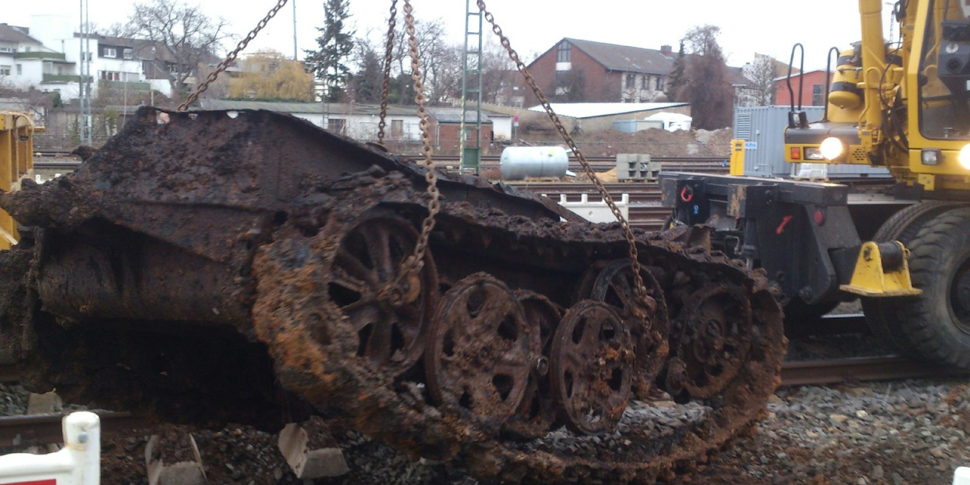 Bei Erdarbeiten am Bahnhof Euskirchen sind am Montag Teile eines Panzers aus dem Zweiten Weltkrieg gefunden worden.