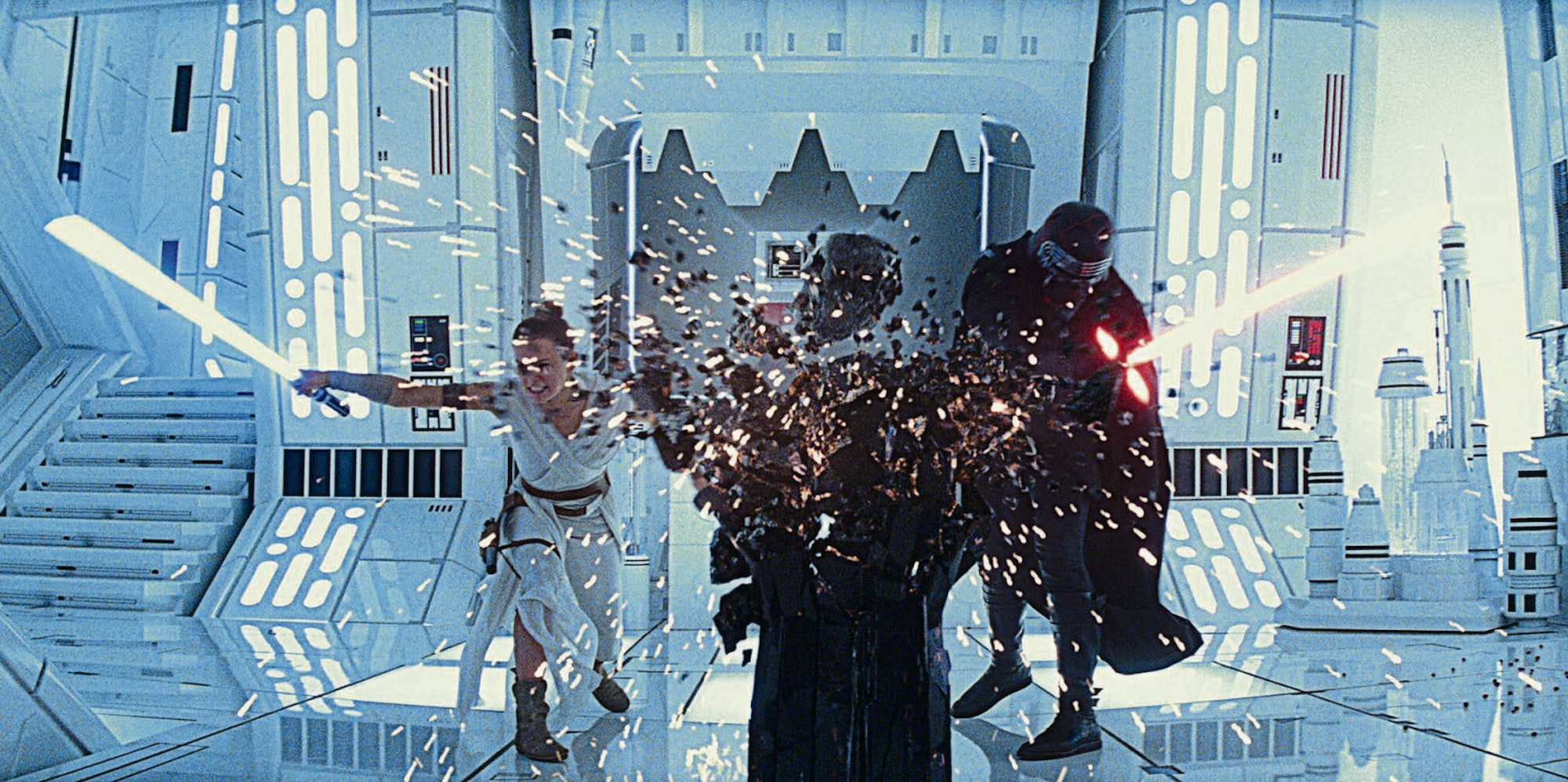 Schwieriges Erbe: Rey und Kylo Ren zerschlagen mit ihren Lichtschwertern die Stele mit der Maske Darth Vaders.