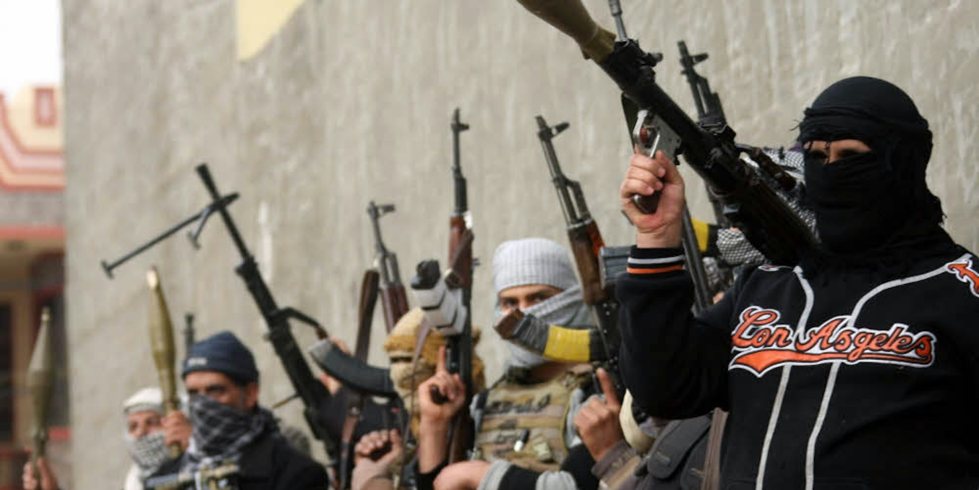 In martialischer Pose: Kämpfer des „Islamischen Staates“ nach der Eroberung von Falludscha im Irak.