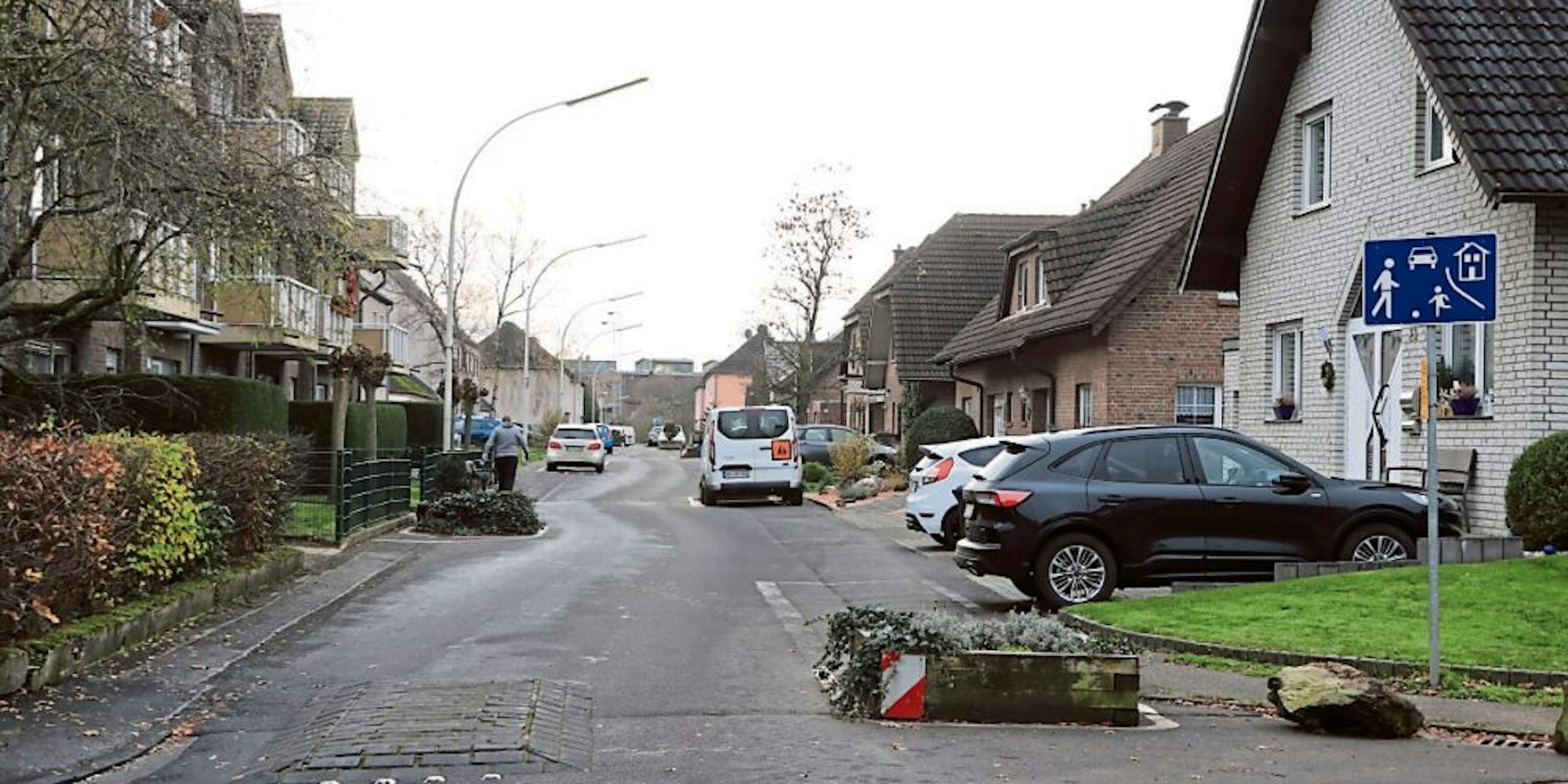 Die Kurhausstraße in Habbelrath gilt als Spielstraße. Trotzdem wird sie vom Durchgangsverkehr genutzt. Anwohner klagen über Raser.