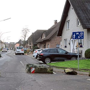 Die Kurhausstraße in Habbelrath gilt als Spielstraße. Trotzdem wird sie vom Durchgangsverkehr genutzt. Anwohner klagen über Raser.