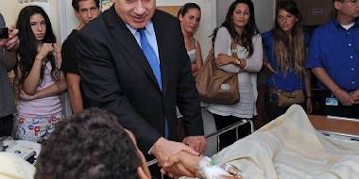 Israels Ministerpräsident Netanjahu beim Besuch eines Soldaten, der bei Angriff auf die Gaza-Hilfsflotte verletzt worden war. (Bild: dpa)