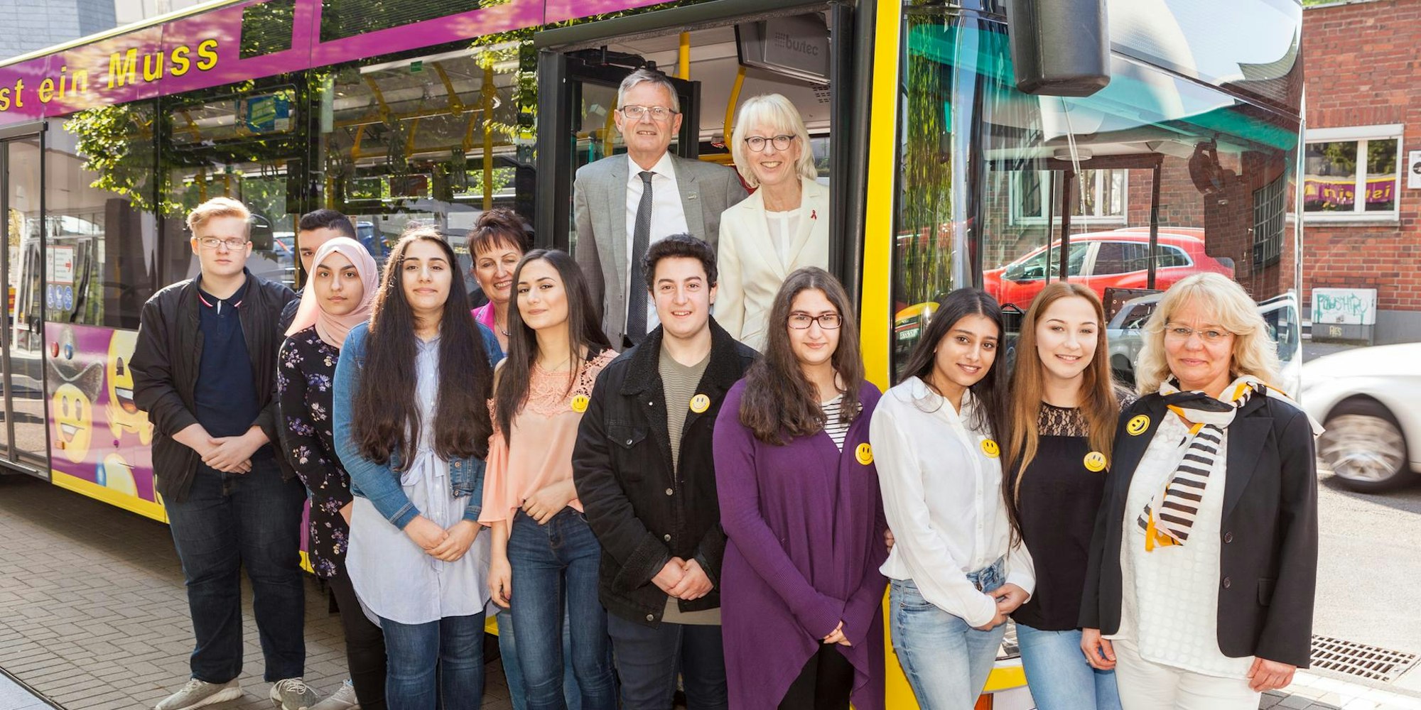 Bürgermeisterin Elfi Scho-Antwerpes, KVB-Vorstandsvorsitzender Jürgen Fenske (oben) und Schüler der Kopernikus Schule präsentierten Projektleiterin Sabine Käbbe (rechts) den neuen Bus.