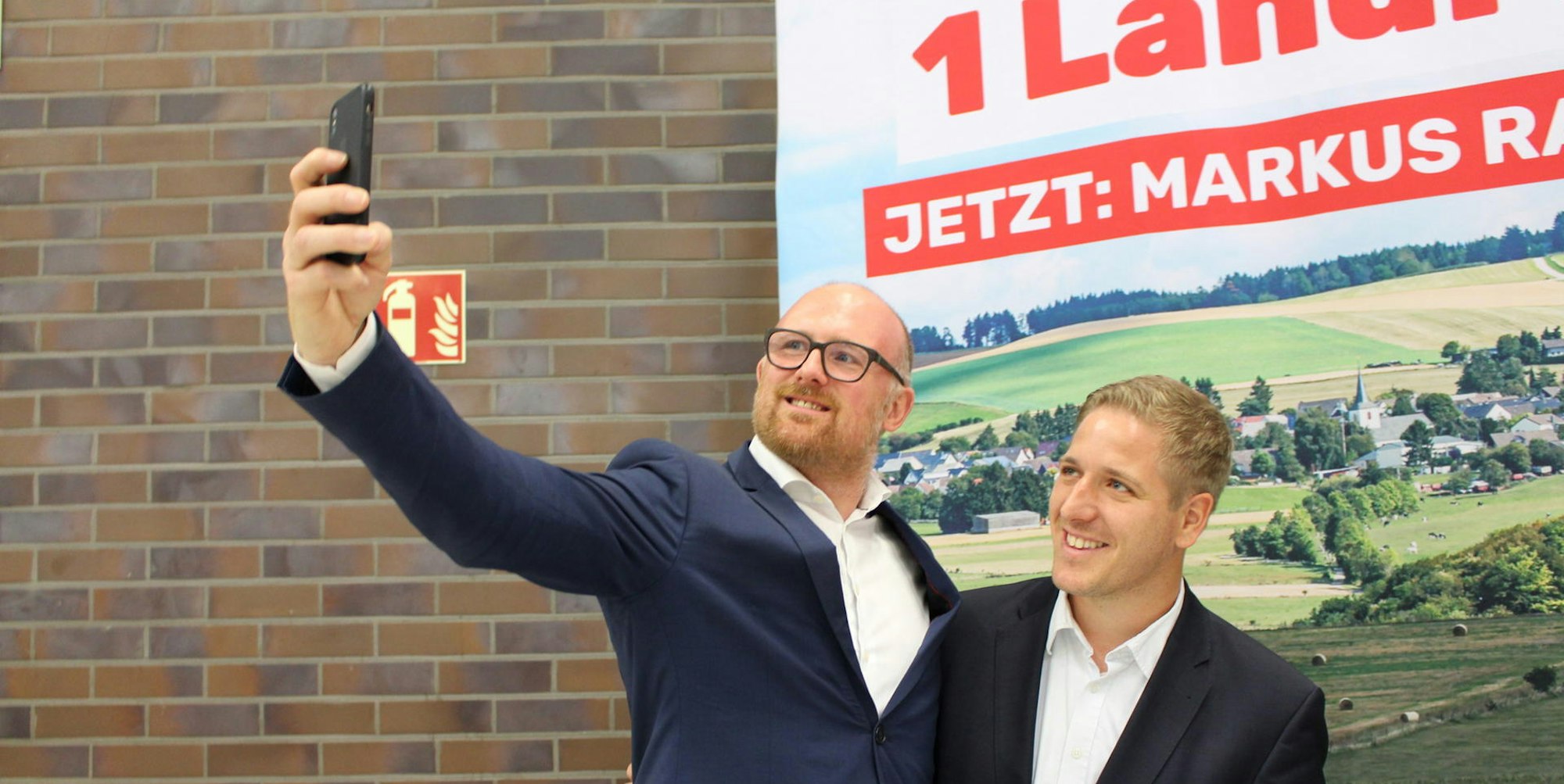 Bitte recht freundlich: Duisburgs OB Sören Link (.l) machte ein Erinnerungs-Selfie mit Markus Ramers.