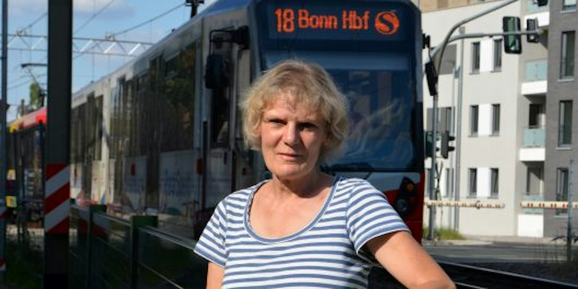 Annette Eichhorn ist genervt von den Warntönen der Bahnübergange an der Liblarer und der Pingsdorfer Straße.