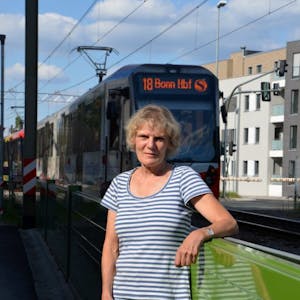 Annette Eichhorn ist genervt von den Warntönen der Bahnübergange an der Liblarer und der Pingsdorfer Straße.