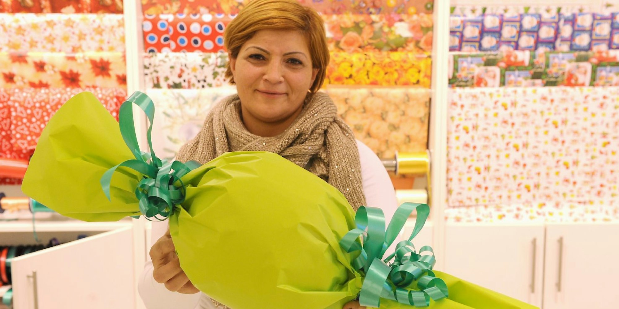 Suna Karaeli arbeitet im Geschenkverpackungs-Service bei Kaufhof in der Kölner Innenstadt.