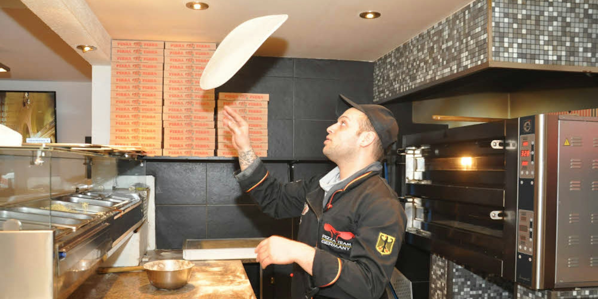 Kunststücke werden bei der Pizza-WM nicht bewertet, obwohl Luigi Carpineta sie als erfahrener Pizzaiolo natürlich aus dem Handgelenk beherrscht.