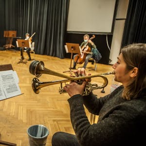 Zeitgenössische Musik trifft Barock: Die Trompeterin Rike Huy bei den Proben mit den Musikerinnen und Musikern von L’arte del Mondo im Erholungshaus.