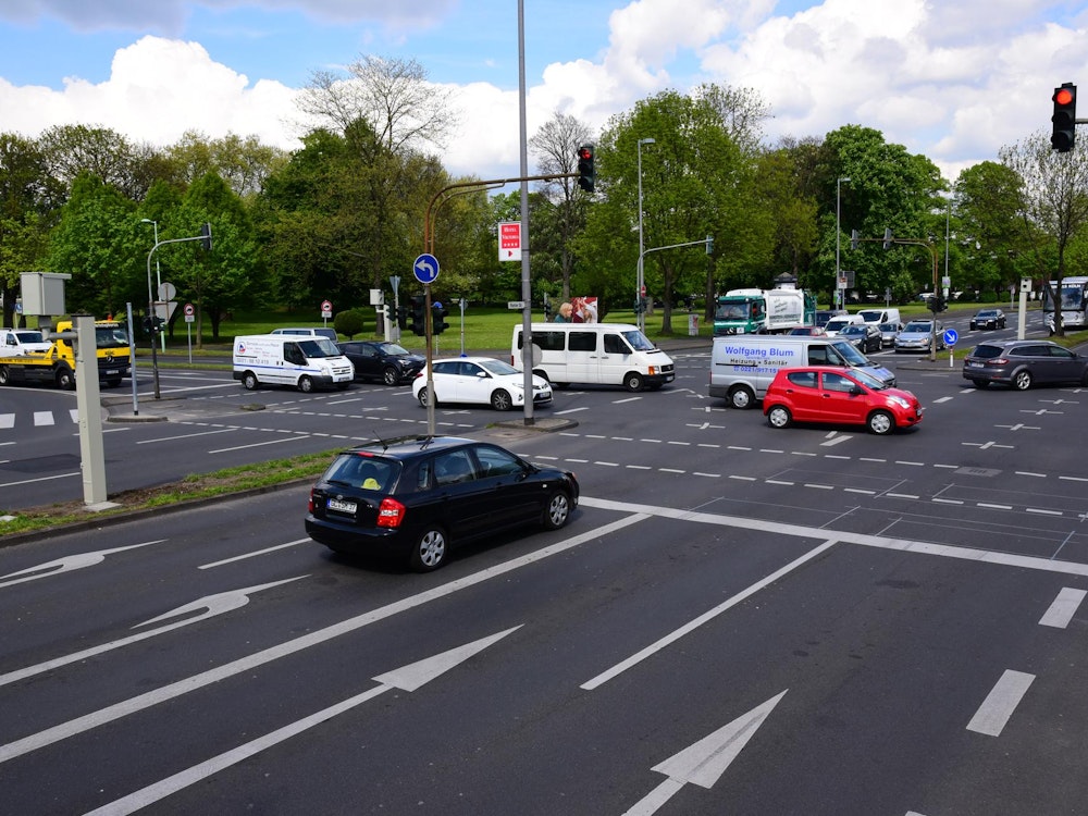 Autos fahren auf der Riehler Straße in Köln.