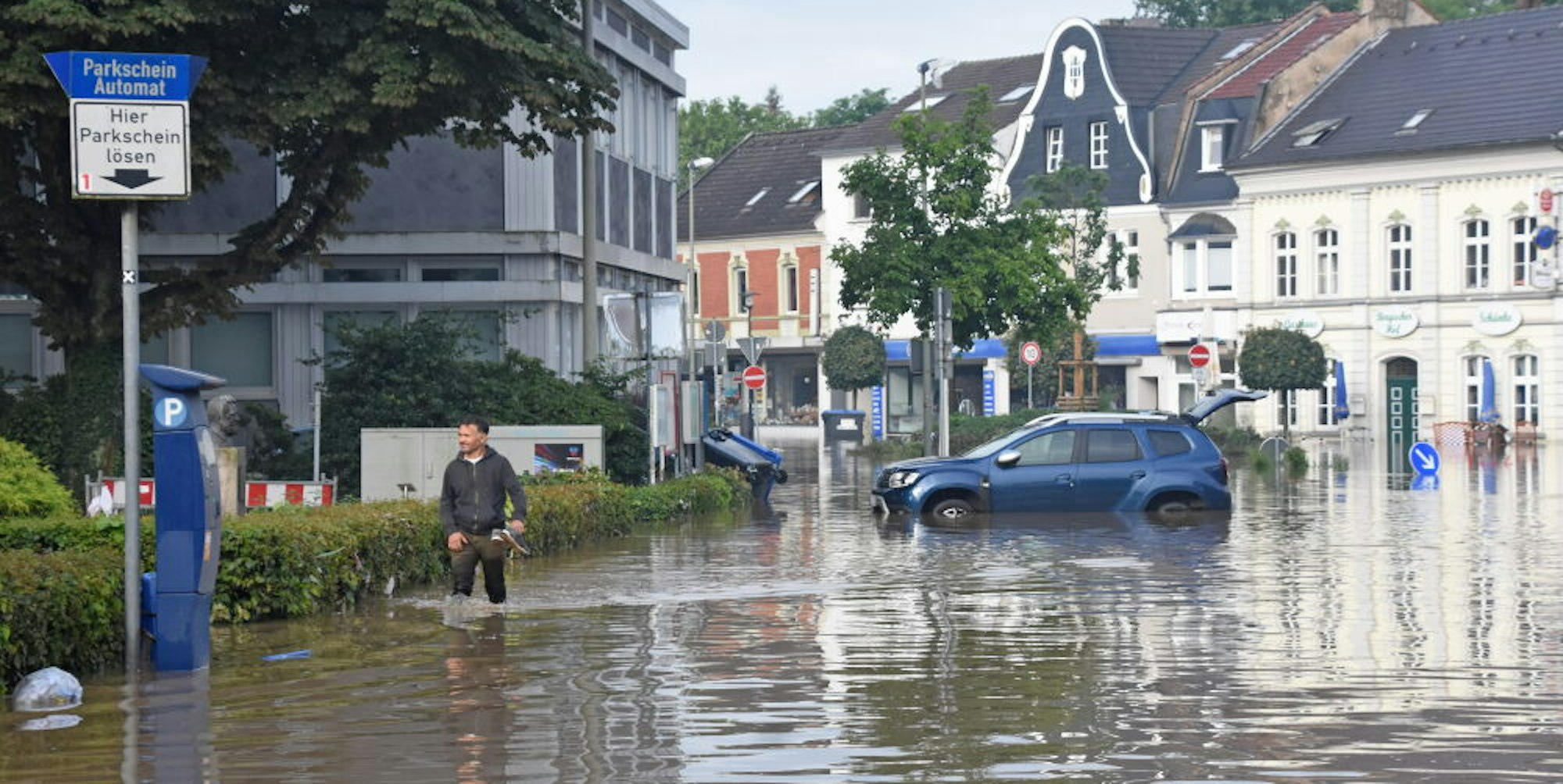 Das Hochwasser in der Innenstadt am Donnerstag, 15. Juli: Leichlingen gehört zu den am schlimmsten betroffenen Orten.