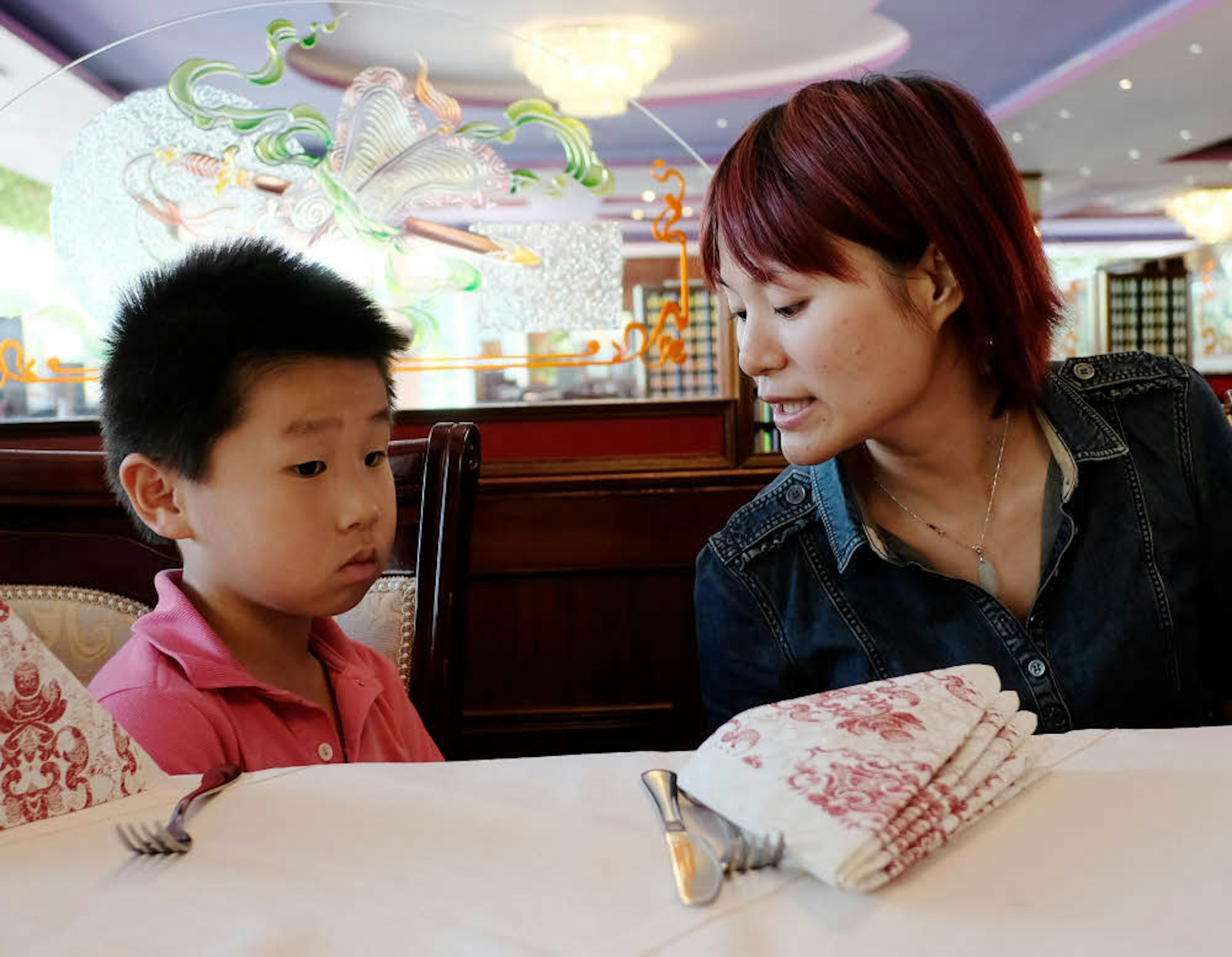 Restaurant-Chefin Qun Chen mit ihrem Sohn Eric, der gerade aus der Schule gekommen ist.