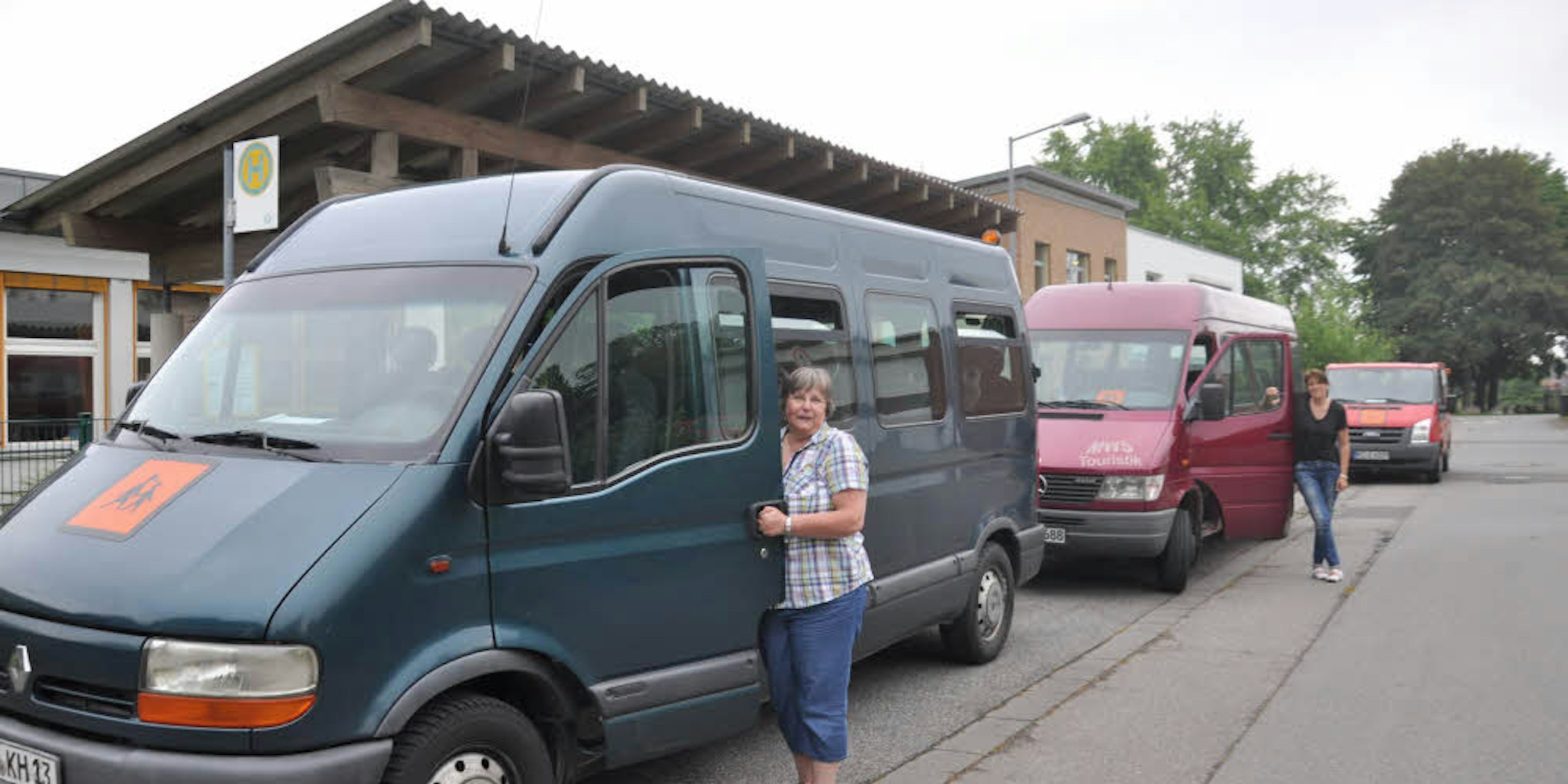 Sylvia Heinrichs (l.) und Manuela Schiffer dürfen im nächsten Schuljahr nicht mehr die Schulbustouren für die Thorrer Förderschule Am Römerturm fahren. Die roten Busse (hinten) werden übernehmen.