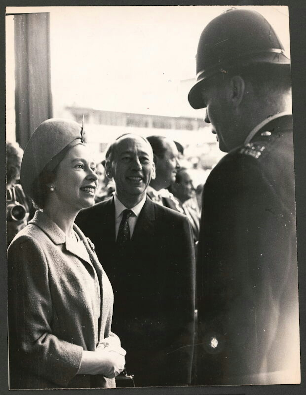 Ein „Bobby“ begrüßte die Queen vor dem British Council. 