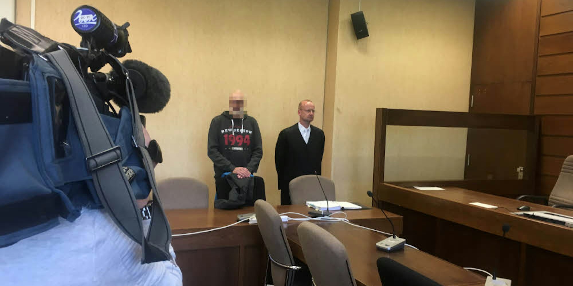 Im Fokus des Interesses: Seit Dienstag muss sich der 57-Jährige, hier mit Anwalt Stephan Kuhl, vor Gericht verantworten.