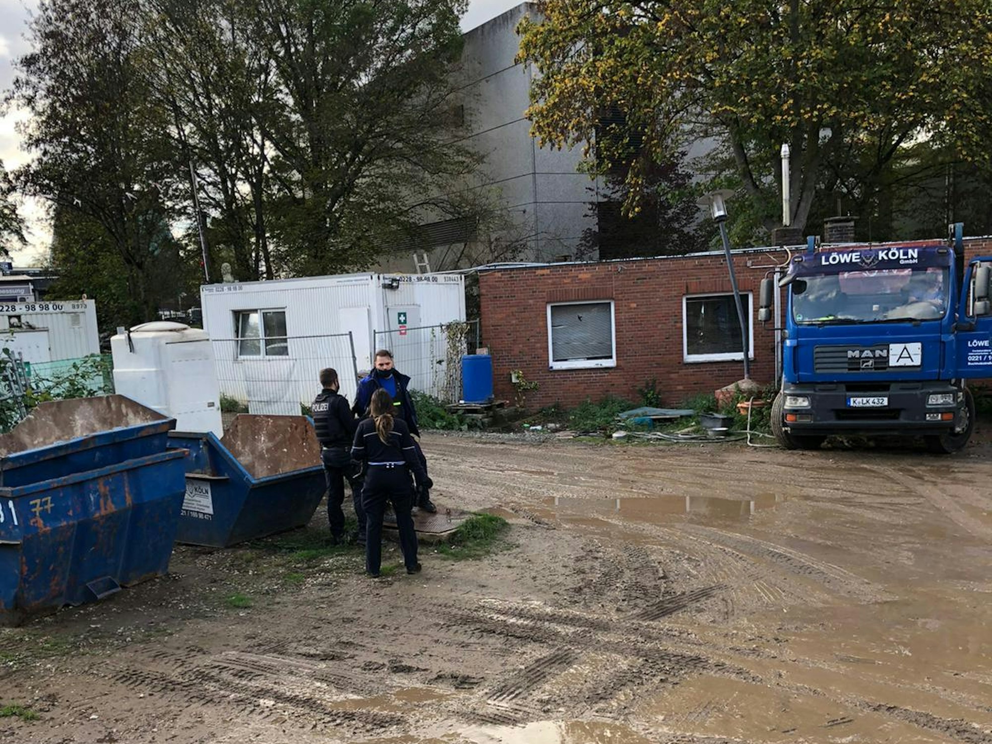 Polizisten auf dem Gelände der Firma von Yüksel Aker in Köln-Stammheim.