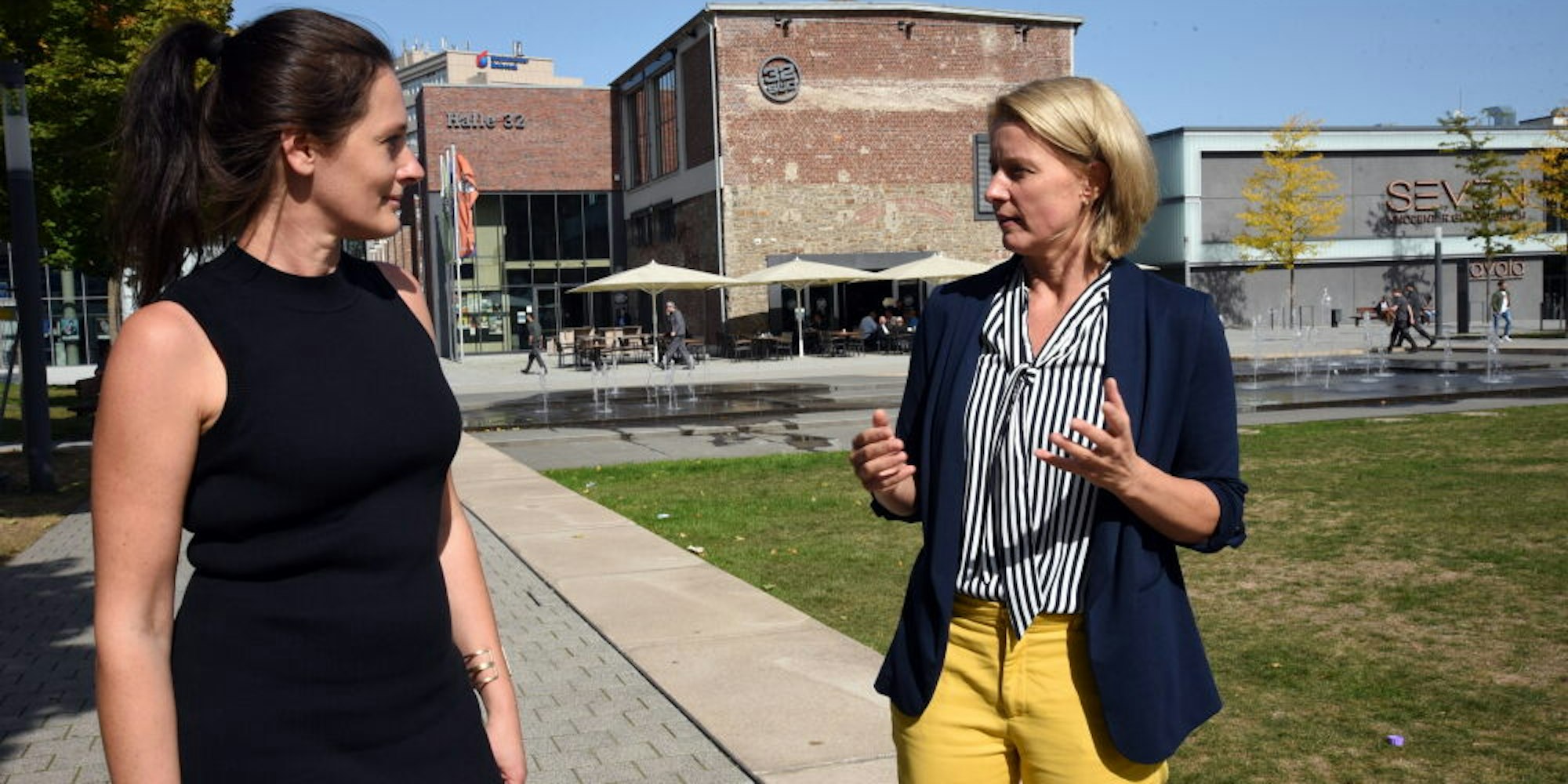 Zwei Bürgermeisterinnen: Larissa Weber und Anne Loth im Gespräch und beim Spaziergang durch die Kreisstadt.
