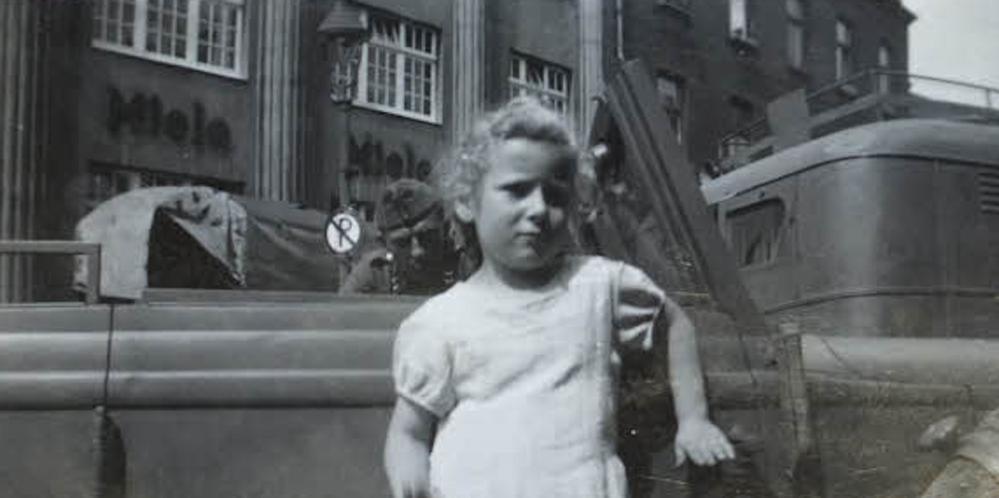 Die kleine Elisabeth vor dem Haus Heliosstraße 6