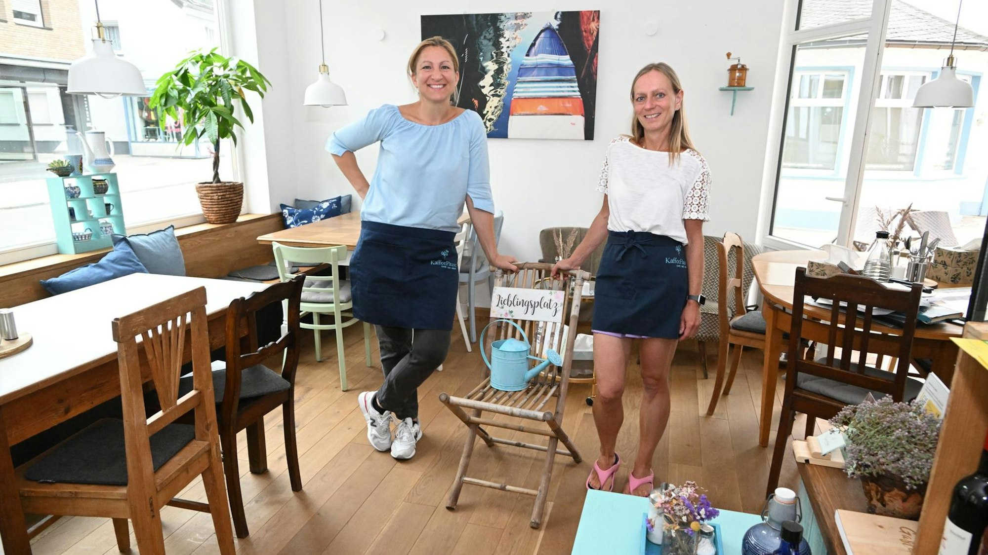 Deshire Schmidt (l.) und Alexandra Rondor vom „KaffeePause“ stehen in ihren Räumlichkeiten.