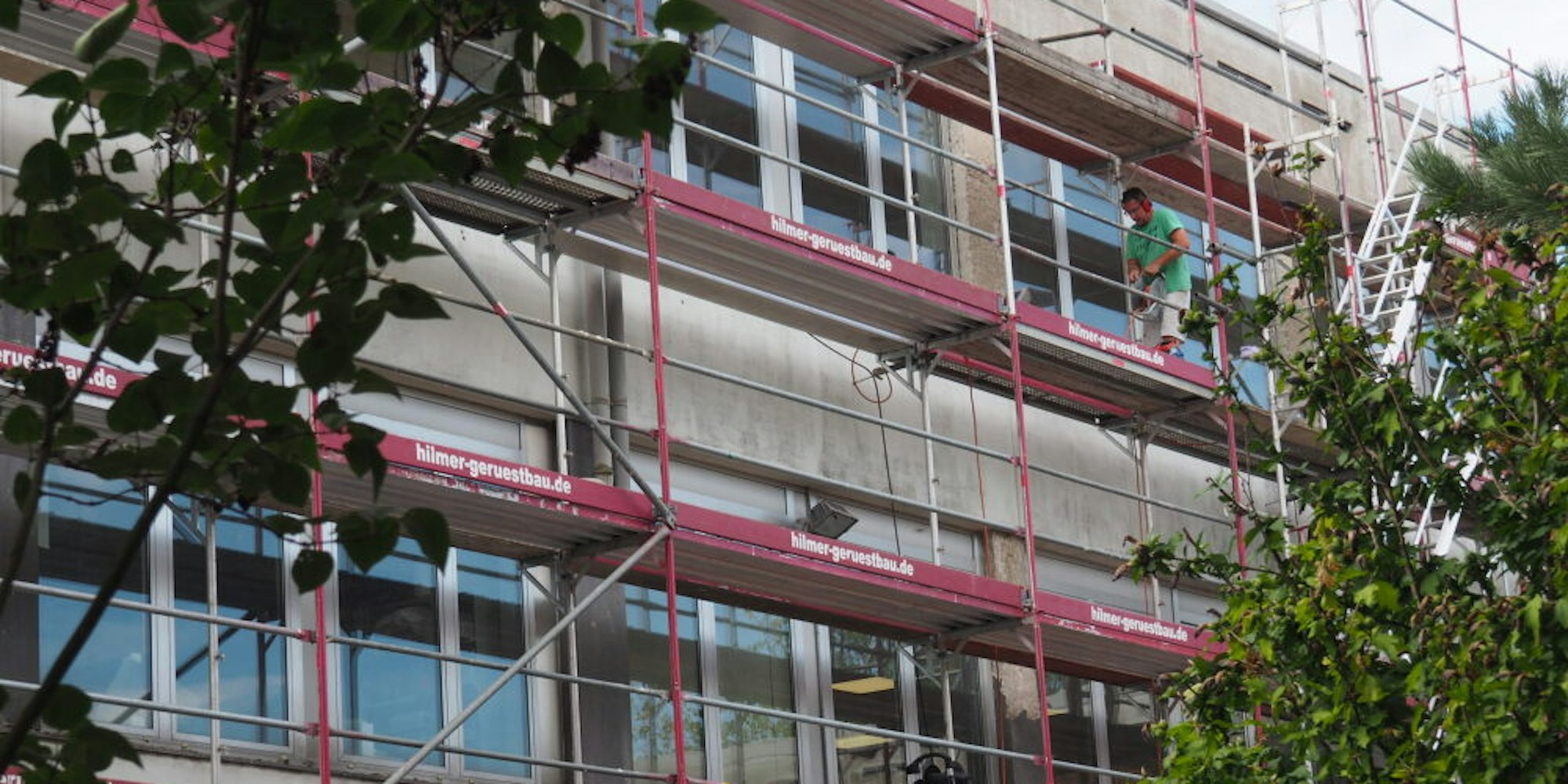Sanierungsstau: In der Marion-Dönhoff-Realschule werden derzeit die restlichen neuen Fenster eingesetzt.