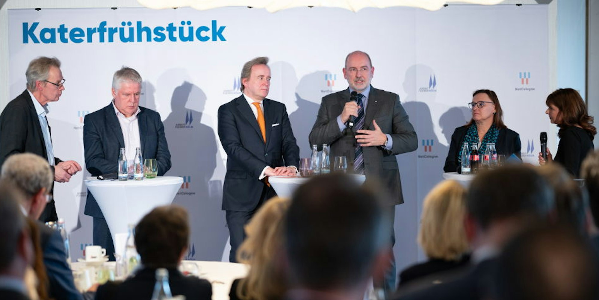Podium (v.l.): Stefan Sommer (Rundschau), Andreas Kossiski (SPD), Bernd Petelkau (CDU), Ralph Sterck (FDP), Brigitta von Bülow (Grüne) und Claudia Schall (Radio Köln).