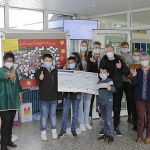 4000 Euro übergaben die Schülerinnen und Schüler des Gymnasiums Lindlar an die Indienhilfe Köln, ein anonymer Spender will die Summe nun noch verdoppeln.