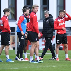 Sofort mittendrin: Friedhelm Funkel leitete am Dienstag seine erste Einheit als Trainer des 1. FC Köln.