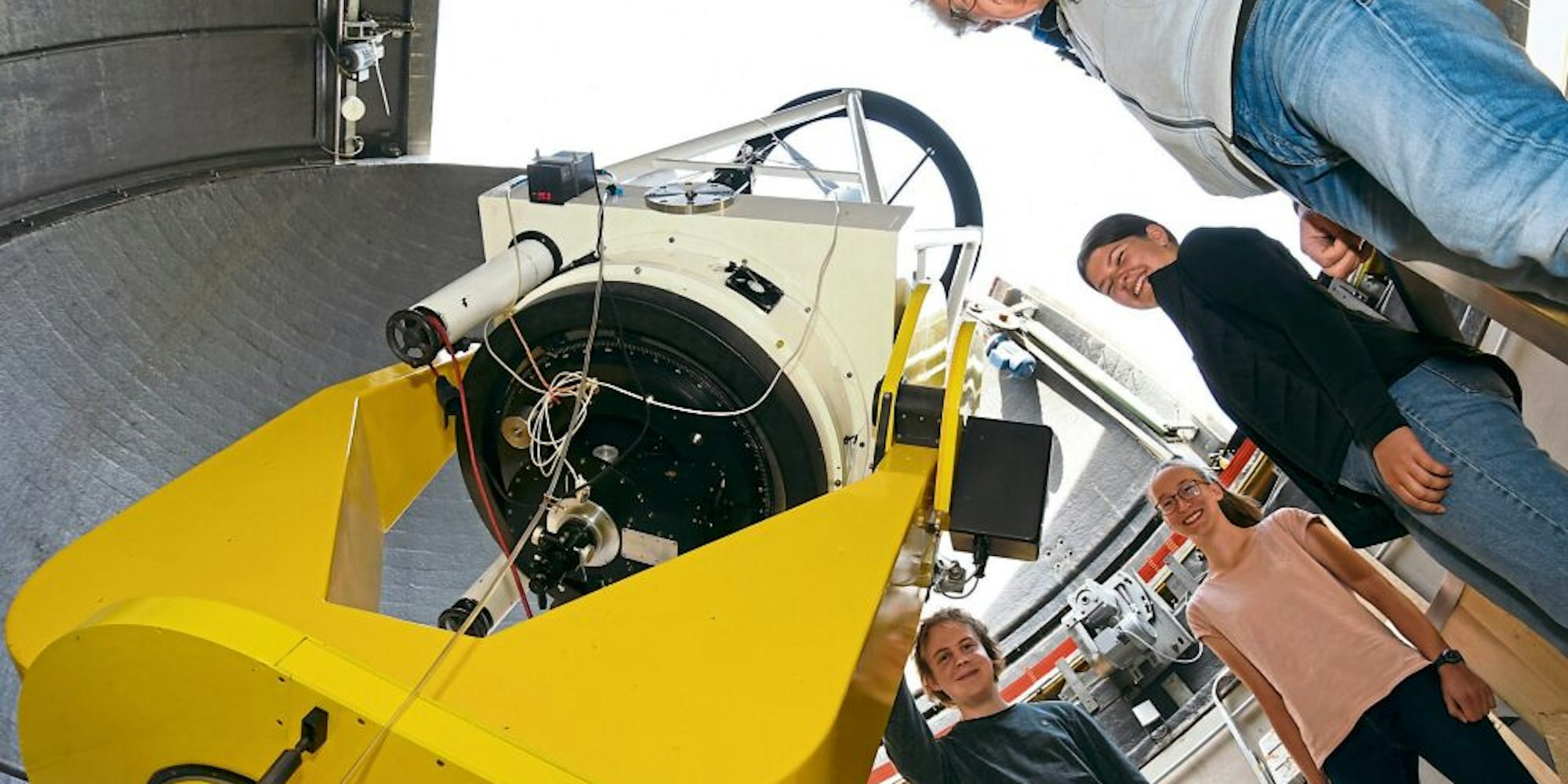 Im Telescope Science Institute helfen (oben, von links)  Simon Gier, Lucia Gröger und Sophia Vick nun Dr. Klaus Vollmann.