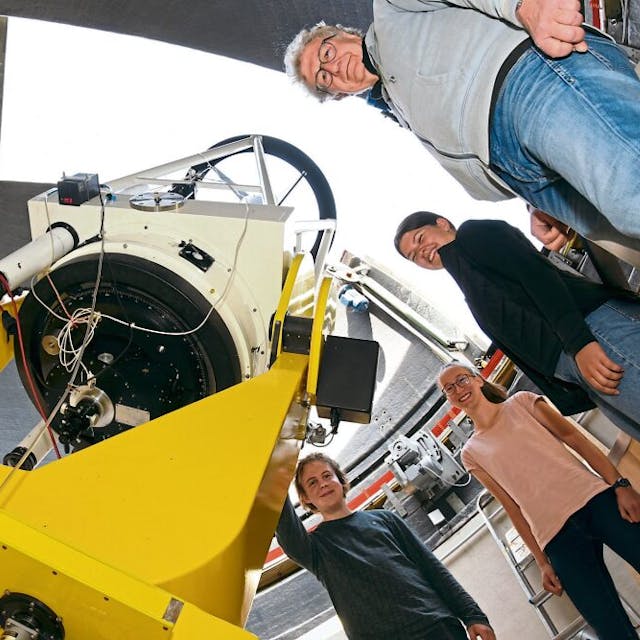 Im Telescope Science Institute helfen (oben, von links)  Simon Gier, Lucia Gröger und Sophia Vick nun Dr. Klaus Vollmann.
