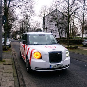 Sieht fast aus wie ein Londoner Taxi: Das rot-weiße Isi-Fahrzeug der KVB kann per Telefon oder App geordert werden.