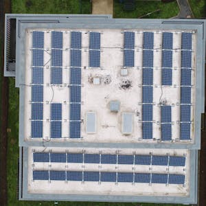 Auch in Bremen hat das Ehrenfelder Unternehmen eine Photovoltaik-Anlage installiert.