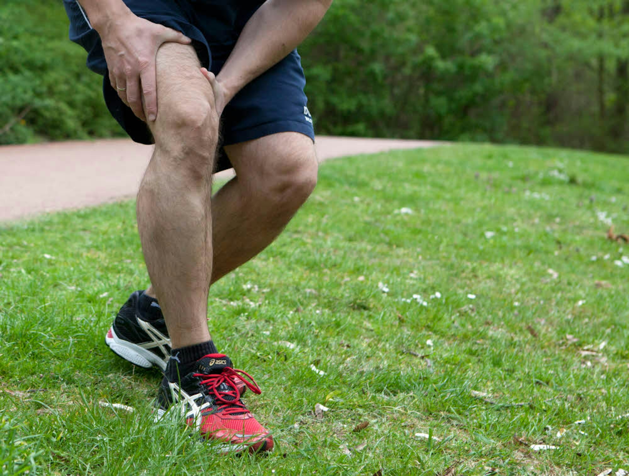 Schmerzen im Knie beim Sport sind nichts Ungewöhnliches. Wie sie zu lindern oder zu beheben sind, will gut überlegt sein, denn jede Operation birgt Risiken.