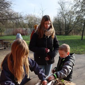 Draußen im Naturparkzentrum Gymnicher Mühle konnten die Kinder nach Herzenslust herum experimentieren.