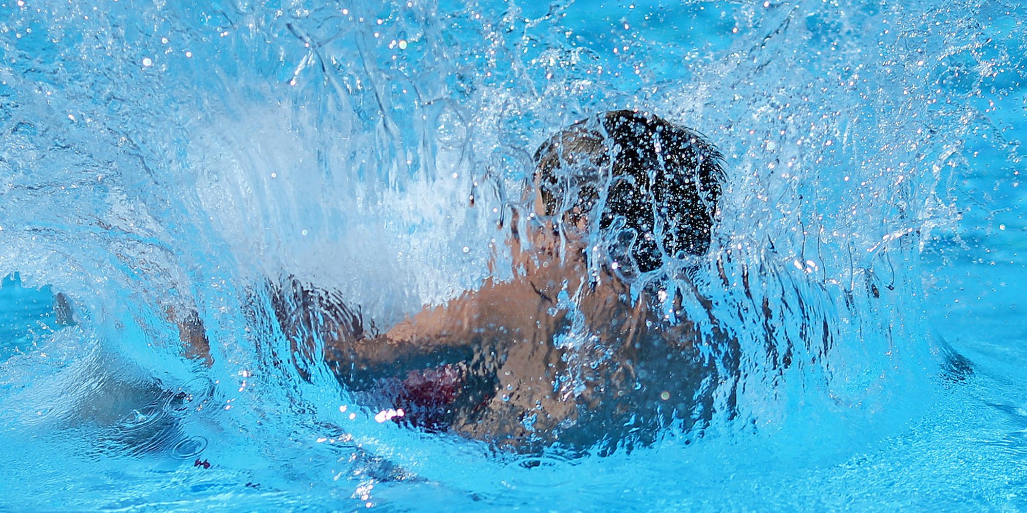 Junge taucht unter Wasser dpa