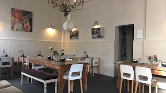 Holztische mit weißen Stühlen in einem Café