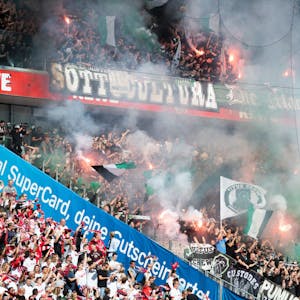Derby-Szenen: Vor dem Spiel zündeten Gladbach-Fans Pyrotechnik.